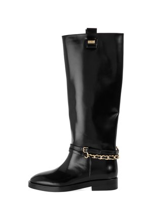 Schwarze kniehohe Stiefel aus glänzendem Leder, mit einem goldenen Kettenakzent und einer flachen Sohle mit kleinem Absatz. Schlichte Markenpräsentation am Schaft.