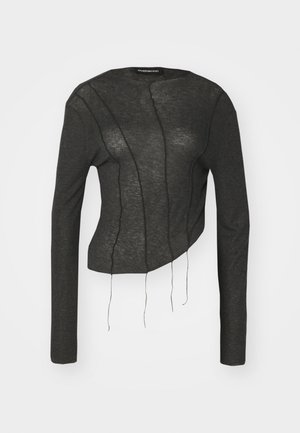 Mørk grå cropped langermet topp laget av lett stoff, med fremtredende sømdetaljer og flytende tråder langs fronten.