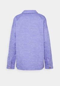 Košile s dlouhým rukávem z lehce fialové látky s vlnkovým vzorem v bílé barvě. Má límec a manžety na knoflíky. Jemná textura.