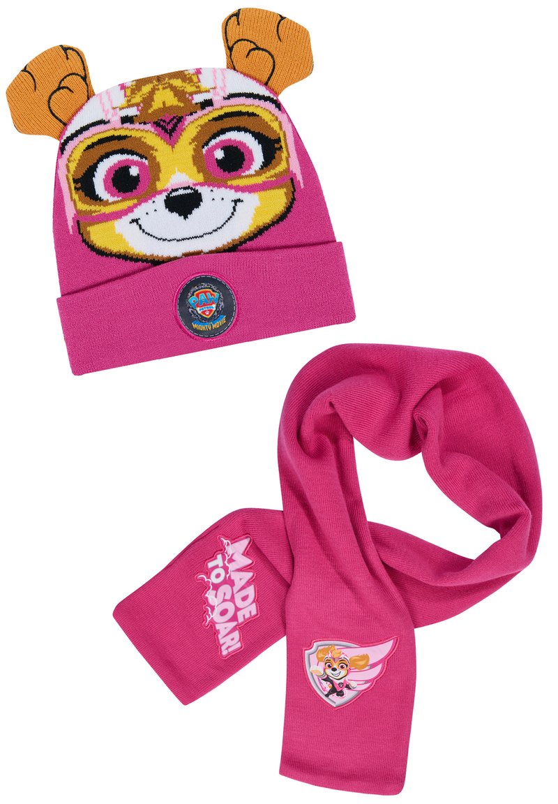 Cappello lavorato a maglia rosa con orecchie da cucciolo e grafica del personaggio, abbinato a una sciarpa rosa coordinata con il testo e illustrazione "MADE TO SOAR!".