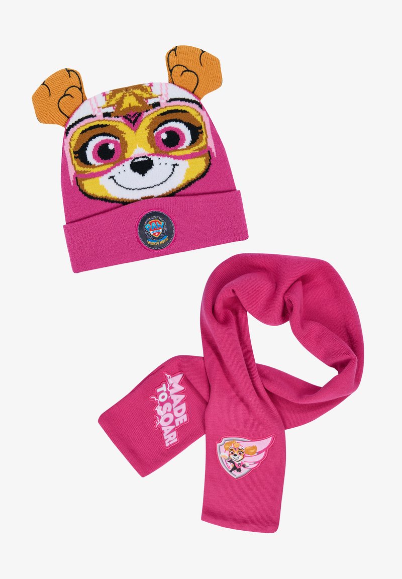 Gorro de punto rosa con orejas de cachorro y gráfico de personaje, acompañado de una bufanda rosa a juego con el texto "¡HECHO PARA VOLAR!" y una ilustración.