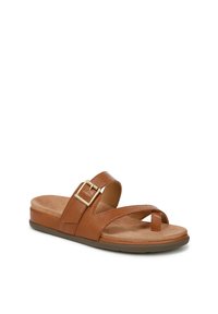 Sandalo in pelle marrone con fascia larga e fibbia dorata, dotato di un tratto per le dita; soffice soletta con finitura testurizzata e suola piatta.