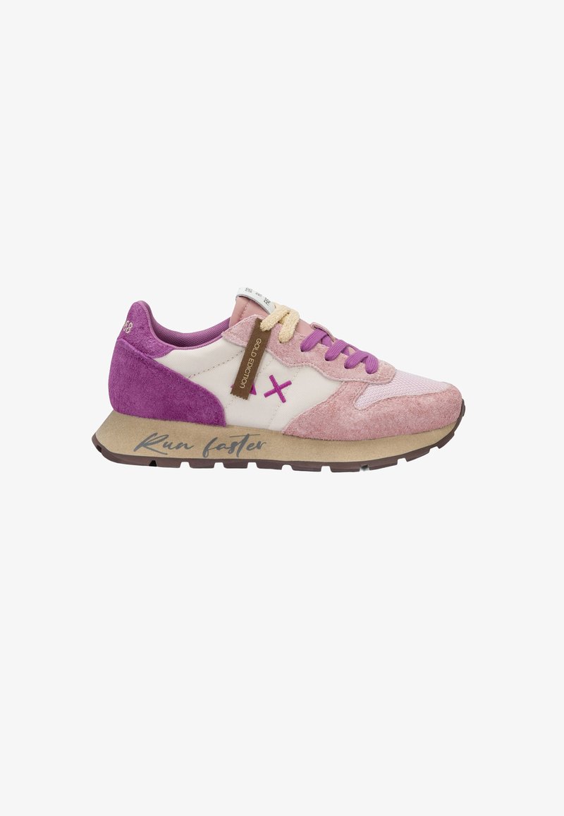 Rosa und violette Sneaker aus Veloursleder und Stoff mit beiger Sohle, violetten Schnürsenkeln, "Gold Edition"-Etikett und dem Schriftzug "Run faster" auf der Sohle.