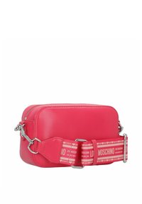 Borsa a tracolla in pelle rosa con forma rettangolare, ferrature argentate e tracolla con motivo a scritta "Love Moschino".