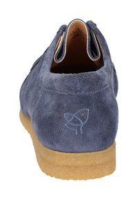 Chaussure en daim bleu foncé avec un bout rond et des coutures apparentes. Présente une semelle en caoutchouc beige et un logo poisson discret embossé à l'arrière.