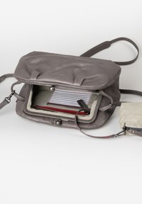 Borsa in pelle grigia con pattina, dotata di un interno foderato, una tasca con zip e un dettaglio in tessuto a righe. Include una piccola pochette staccata.