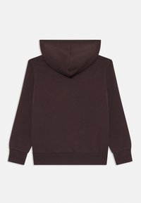 Mørkebrun hettegensere laget av bomullsblanding, med lange ermer, en romslig hette, og ribbede kanter og mansjetter.