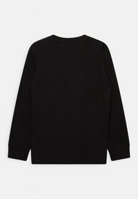 Černé tričko s dlouhým rukávem vyrobené z bavlny. Má kulatý výstřih a jednoduchou, hladkou texturu bez viditelných vzorů nebo ozdob.