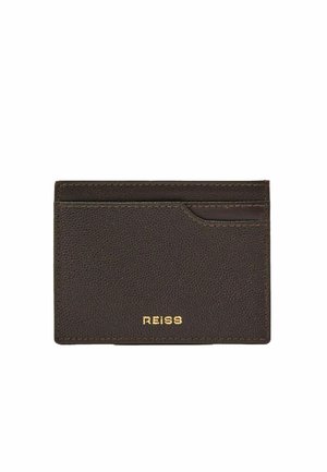 Donkerbruine gestructureerde leren kaarthouder met meerdere vakken en een gouden "REISS" logo centraal onderaan.
