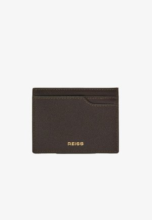 Donkerbruine gestructureerde leren kaarthouder met meerdere vakken en een gouden "REISS" logo centraal onderaan.