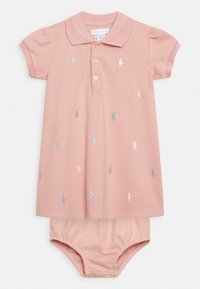 Rosa polo-klänning med korta puffärmar, krag-krage och broderade flerfärgade logotyper. Inkluderar matchande byxor.