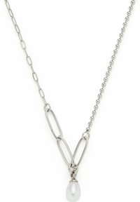 Collana in argento con maglie allungate e un pendente a goccia di perla al centro, che combina finiture texture e lucide.