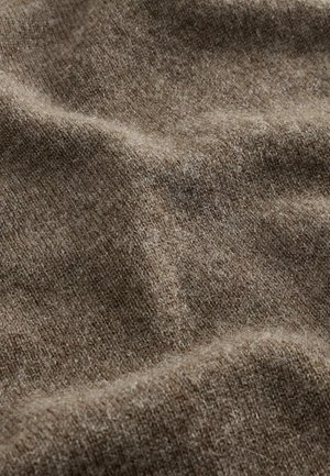 Brūns vilnas audums ar teksturētu virsmu, kas atspoguļo mīkstus, smalkus šķiedras un smalkas nokrāsu variācijas, ideāls apģērbam vai aksesuāriem.