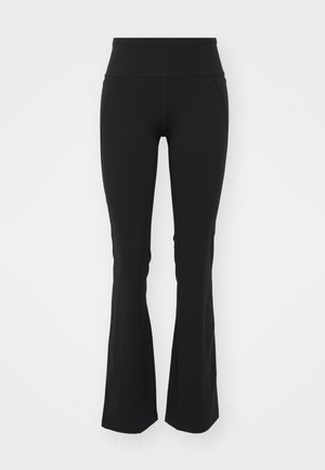 Mustad flared retuus kõrgema vöökoha ja venivast kangast. Omab külgõmblusi ja lõhesid hemmi ääres, et hõlbustada liikumist.