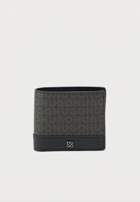 Portefeuille pliant noir et gris avec motif logo "HUGO", surface texturée et accent en cuir lisse en bas. Détail de branding argenté visible.