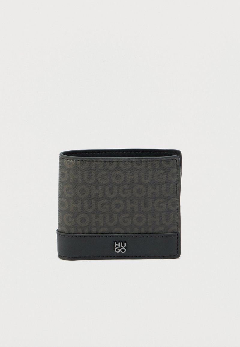 Portefeuille pliant noir et gris avec motif logo "HUGO", surface texturée et accent en cuir lisse en bas. Détail de branding argenté visible.