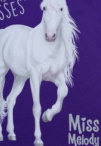 Grafica di un cavallo bianco su uno sfondo viola, con criniera fluente, dettagli faciali curati e "Miss Melody" in testo argento.