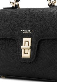 Schwarze Lederhandtasche mit strukturiertem Finish, ausgestattet mit einem goldenen Verschluss und geprägtem Markenlogo. Strukturierte Form, minimales Design.