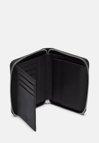 Czarny skórzany portfel z zamknięciem na suwak, wieloma przegródkami na karty, płaską kieszenią i gładką fakturą. Wnętrze prezentuje staranne przeszycia.