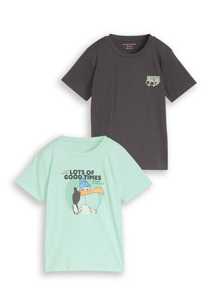 Dwie krótkie koszulki dziecięce: jedna czarna z małym napisem "Real Good Daytime", druga miętowa z kreskówkowym ptakiem w niebieskiej czapce i napisem "Lots of good times".