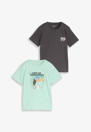 Deux t-shirts enfants à manches courtes : un noir avec un petit texte "Real Good Daytime", un vert menthe avec un oiseau de dessin animé portant un bonnet bleu et le texte "Lots of good times".