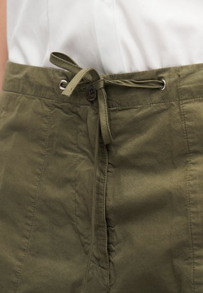 Χακί cargo σορτς ελιάς με κορδόνι στη μέση, κούμπωμα με κουμπί και απαλή, υφή υφάσματος. Κατάλληλο για casual εμφάνιση.