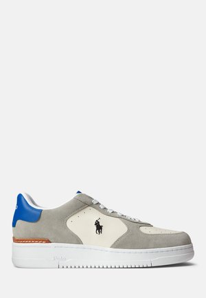 Pelēks zamšādas un balts ādas sporta apavi ar ziliem akcentiem, aprīkoti ar logo, baltiem šņoru izstrādājumiem un teksturētu gumijas zoli.