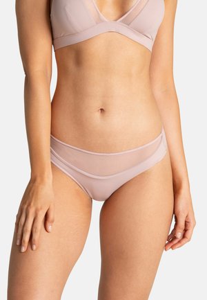 Ensemble de lingerie rose clair avec une texture en mesh doux, un bralette triangle avec des bretelles superposées et un slip taille basse assorti.