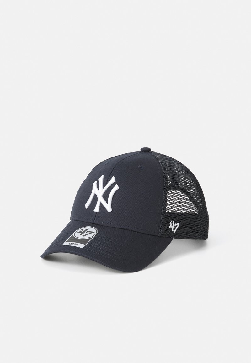 Marineblå baseballcaps med hvitt brodert logo. Har solid frontpanel og mesh bak, justerbar stropp og buet skjerm.