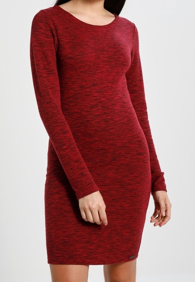 Robe rouge à manches longues avec un motif texturé et marbré. Silhouette ajustée avec un col rond. Ourlet notable atteignant le milieu de la cuisse.