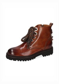 Stivaletto in pelle marrone con superficie texturizzata, punta rotonda e suola in gomma. Presenta occhielli in metallo e lacci decorativi intrecciati.