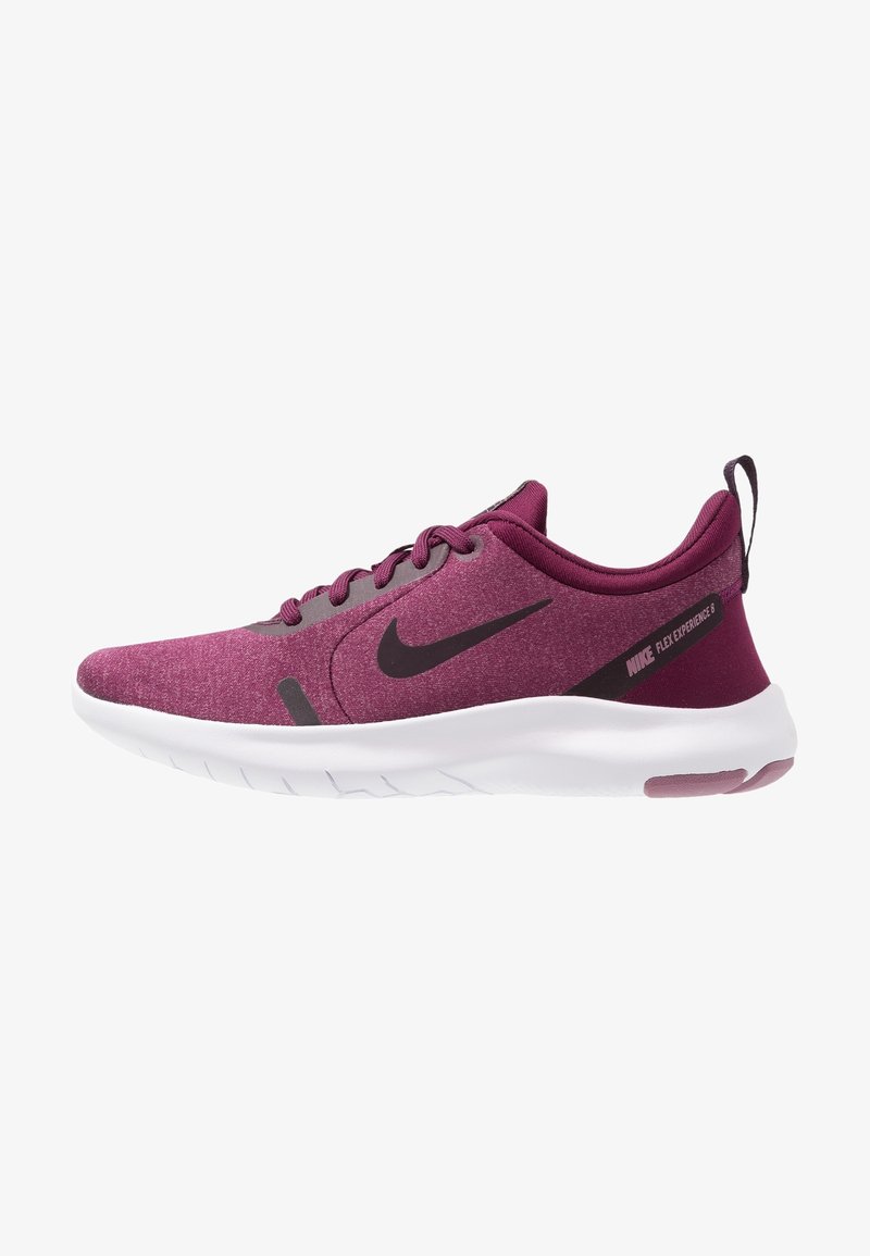 Chaussure de running Nike Flex Experience 8 violette avec un swoosh noir et une semelle blanche vue de côté sur fond blanc.