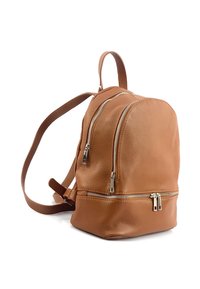 Sac à dos en cuir tan de forme arrondie, doté de trois compartiments zippés, d'une surface texturée et de bretelles ajustables.