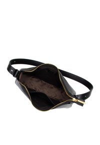 Bolso cruzado de cuero negro con cierre de cremallera, herrajes dorados y un interior marrón con un patrón de logo. Correa ajustable para mayor comodidad.