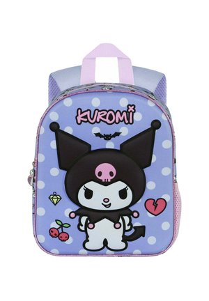 Mochila morada con un personaje de dibujos animados con capucha negra, adorno de calavera y patrón de lunares. Incluye cremallera rosa y bolsillo lateral de malla.