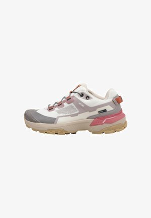 Zapatilla deportiva ligera con una parte superior blanca y gris, acentos en rosa, paneles de malla texturizada y una suela resistente en color beige. Presenta cordones elásticos.