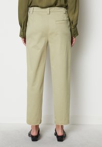 Marc O'Polo MODELL KALNI AUS BIO-STRETCH - Broek - steamed sage