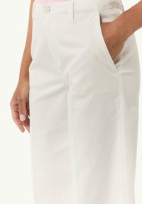 comma casual identity  WEITEM  biały