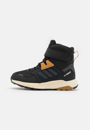 Adidas Terrex TERREX TRAILMAKER HIGH COLD.RDY HIKING - Chaussures de marche - core black/grey six/mesa