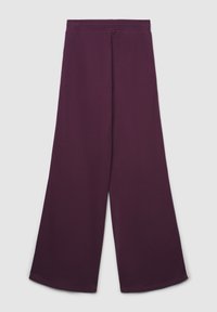 Szerokie, wysokie ciemnofioletowe spodnie z elastycznym pasem i gładkim materiałem na jasnoszarym tle.