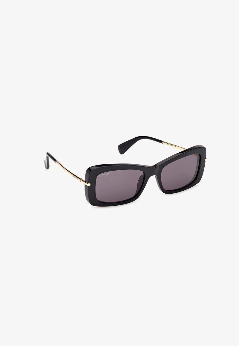 Lunettes de soleil rectangulaires noires avec des verres foncés et des branches fines dorées, arborant la marque Max Mara sur le coin supérieur gauche du verre.