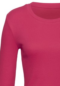 Langärmliges, geripptes Shirt in leuchtendem Pink. Rundhalsausschnitt mit einer glatten, dehnbaren Textur. Einfaches Design, keine zusätzlichen Muster oder Akzente.