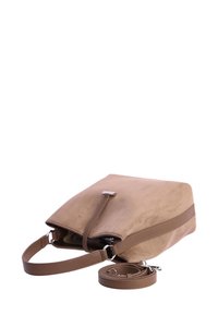 Bolso de hombro de cuero marrón con una textura suave, diseño plano y correa ajustable. Presenta un detalle de herrajes en tono plateado y cierre con cremallera.