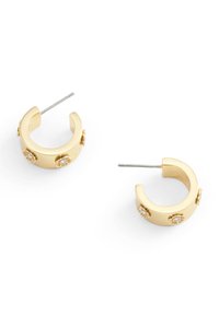 Guldörhängen har en slät cirkulär design med blomliknande dekorationer som är prydda med små klara stenar. Bakstycke med stift ingår.