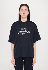 Námornícky oversized atletický tričko vyrobené z priedušného materiálu, s sieťovaným dizajnom, okrúhlym výstrihom a bielym logom "MILANO GYMNASIUM EA7".