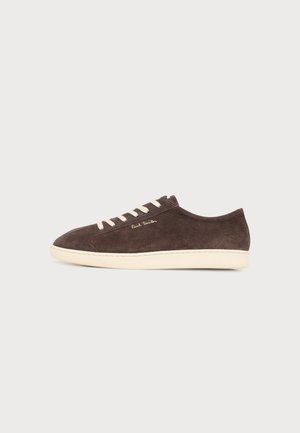 Tmavo hnedá semišová nízka teniska s bielymi šnúrkami, krémovou podrážkou a vyšívaným nápisom „Paul Smith“ na boku, zobrazená v profile na jednoduchom pozadí.