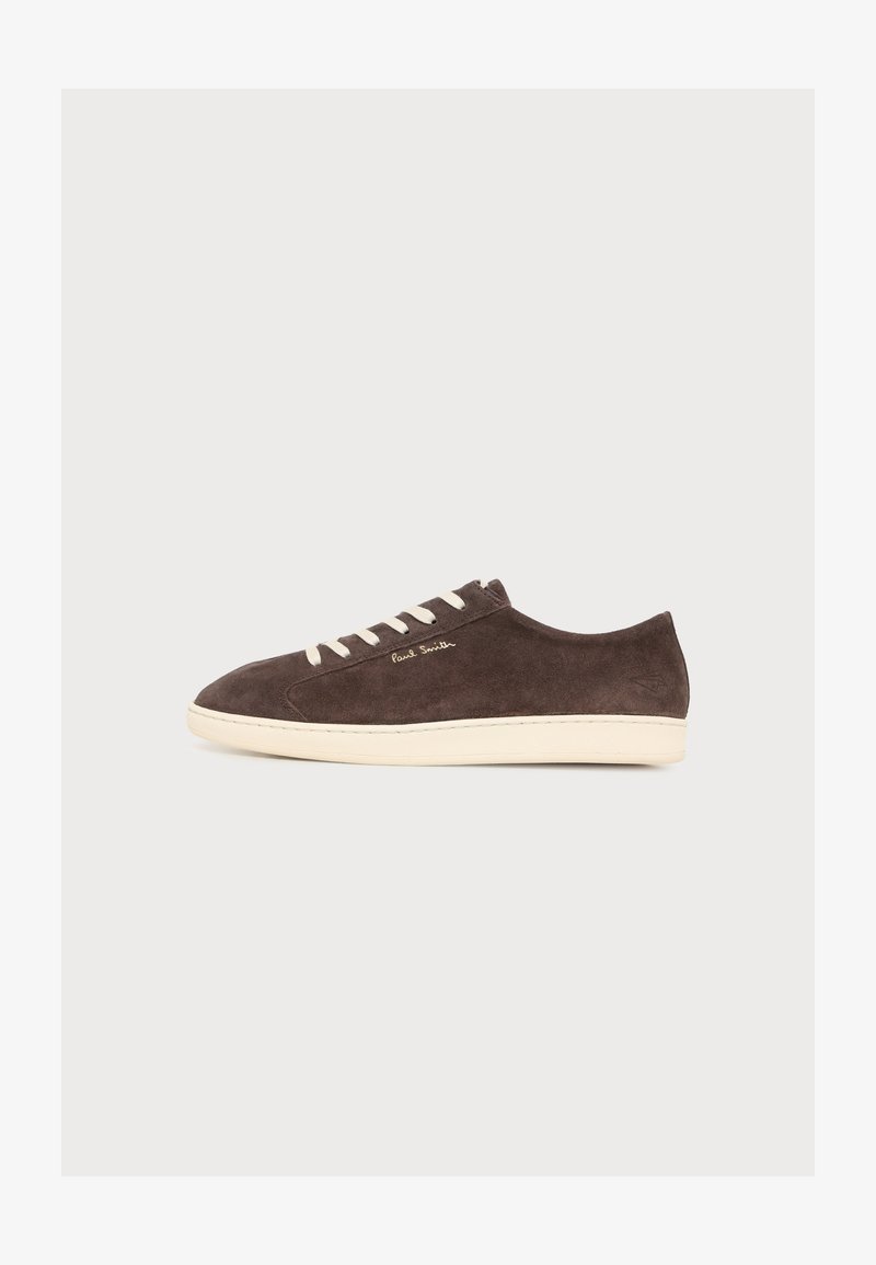 Baskets basses en daim brun foncé avec lacets blancs, semelle crème et « Paul Smith » brodé sur le côté, vues de profil sur un fond uni.