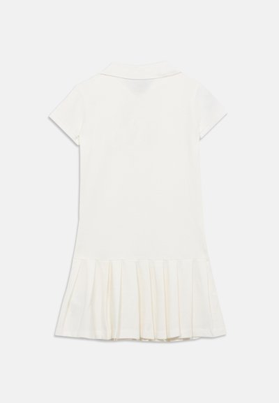 Λευκό φόρεμα πόλο με κοντά μανίκια και πλισέ φούστα. Μαλακό ύφασμα με κλασικό γιακά και καθαρές, απλές γραμμές. Χωρίς σχέδια ή διακοσμήσεις.