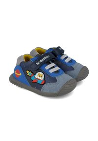 Scarpe per bambini blu e grigie con cinturino in velcro, con una grafica di un cane dei cartoni animati in una navetta spaziale e suola in gomma testurizzata.