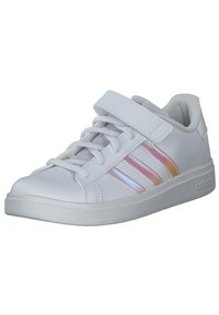 Witte sportschoenen met een gladde synthetische bovenkant, gestructureerde accenten, een verstelbare riem en drie iriserende strepen aan de zijkant.